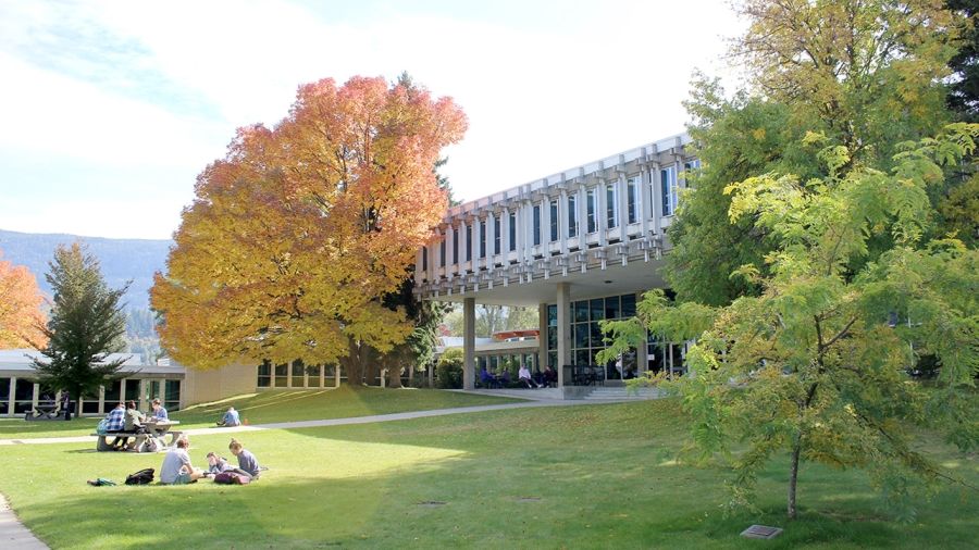 Students out in the sun at Castlegar Campus
